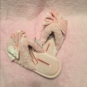 Vs Pink slippers small (5-6) pink